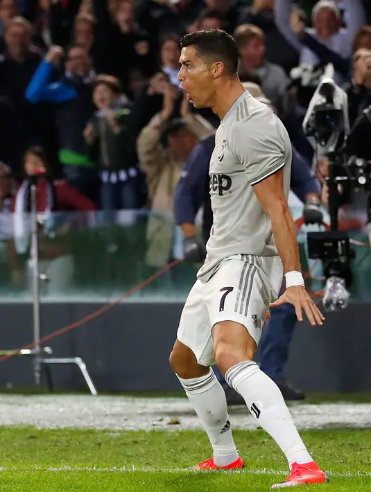 Penyerang Juventus, Cristiano Ronaldo berselebrasi usai mencetak gol ke gawang Udinese pada lanjutan Liga Serie A Italia di Stadion Dacia Arena (6/10). Juventus menang 2-0 atas Udinese dan Ronaldo mencetak satu gol menit ke-37. (AP Photo/Antonio Calanni)