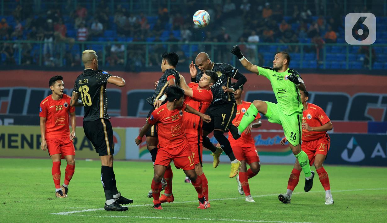 Persija dikejutkan oleh gol cepat Bhayangkara FC saat laga baru berlangsung enam menit. Crislan Henrique da Silva de Sousa mengecoh kiper Andritany Ardhiyasa setelah menerima umpan terobosan Matias Mier. (Bola.com/M. Iqbal Ichsan)