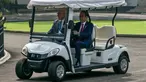 Presiden Joko Widodo (kanan) bersama Gubernur Jenderal Australia David Hurley usai berkeliling Kebun Raya Bogor saat kunjungan kenegaraan di Istana Bogor, Jawa Barat, Jumat (17/5/2024). (BAY ISMOYO / AFP)
