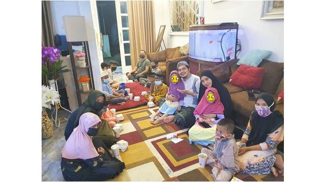 Pernah Jual Toge Goreng Awal Nikah, Ini 6 Potret Bahagia Cholidi Asadil dan Istri