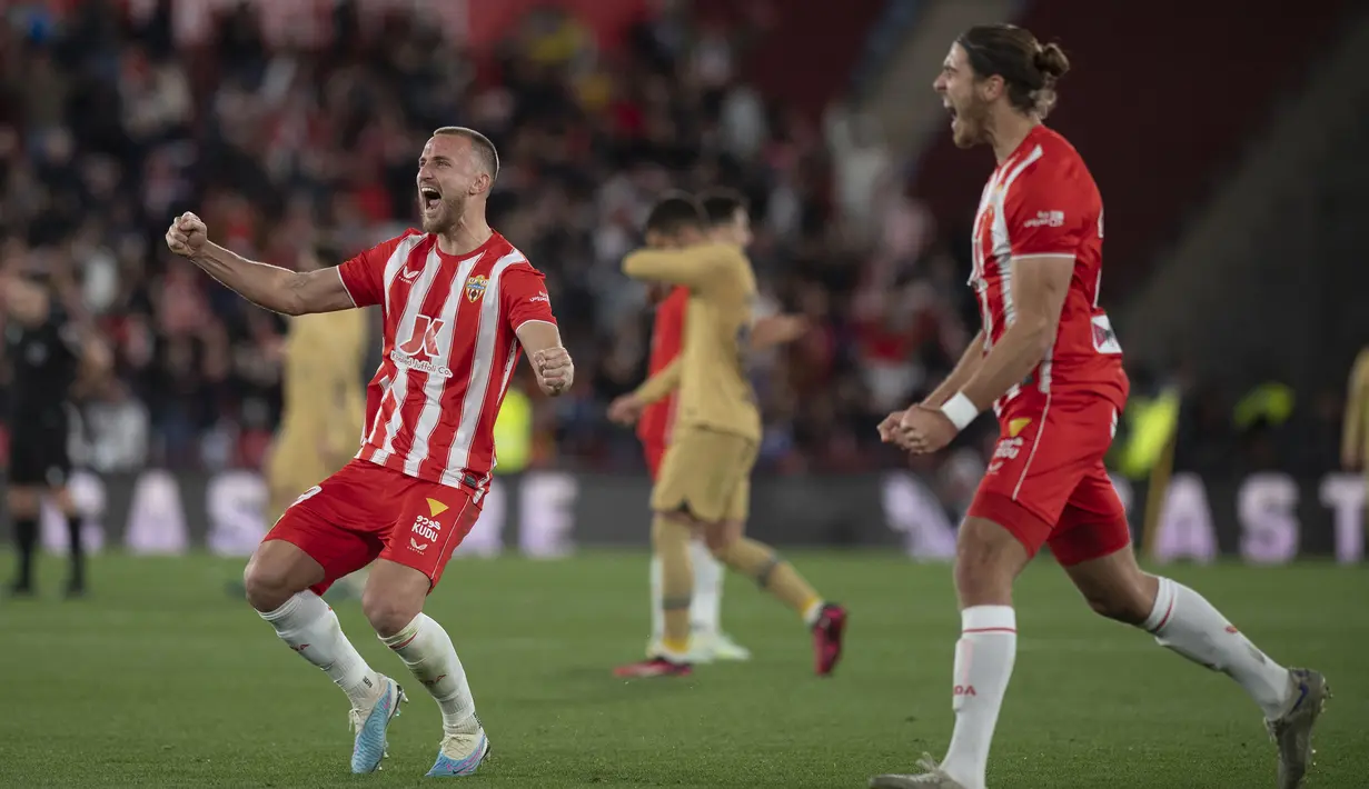 Pemain Almeria, Rodrigo Ely (kiri) berselebrasi setelah mencetak gol ke gawang Barcelona pada laga lanjutan Liga Spanyol 2022/2023 yang berlangsung di Power House Stadium, Senin (27/02/2023) dini hari WIB. (AFP/Jorge Guerrero)