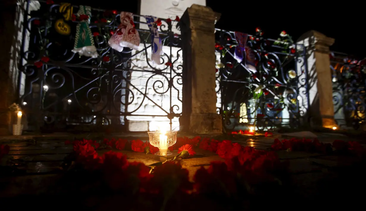 Bunga dan lilin terlihat diletakkan di lokasi bom bunuh diri di Sultanahmet Square, Istanbul, Rabu (13/1). Bunga dan lilin tersebut wujud belasungkawa untuk korban ledakan di Turki. (REUTERS/Osman Orsal)