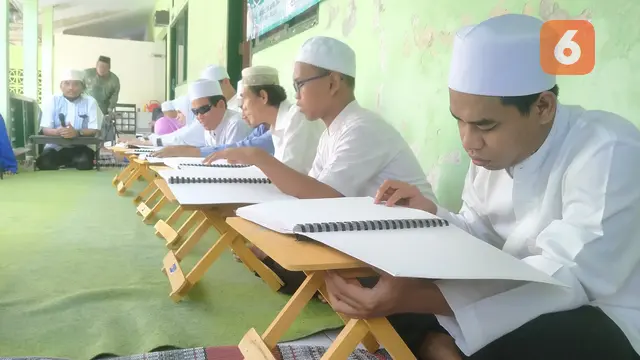 Para santri di Pondok Pesantren KH. Ahmad Dahlan melakukan tadarus (Hermawan Arifianto/Liputan6.com)