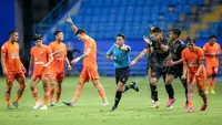 Wasit Naufal Adya Fairuski memutuskan memberi hadiah penalti kepada Borneo FC setelah memeriksa rekaman VAR saat menghadapi Madura United pada laga leg kedua semifinal Championship Series BRI Liga 1 2023/2024 di Stadion Batakan, Balikpapan, Kalimantan Timur, Minggu (19/5/2024). (Bola.com/Bagaskara Lazuardi)