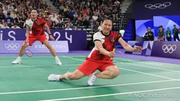 Pebulu tangkis ganda campuran Indonesia, Rinov Rivaldy/Pitha Haningtyas Mentari berusaha mengembalikan kok ke arah pasangan Korea, Kim Won-ho/Jeong Na-eun pada laga Grup A cabang olahraga bulu tangkis Olimpiade Paris 2024 di Porte de la Chapelle Arena, Paris, Prancis, Sabtu (27/07/2024). (Dok. NOC Indonesia/Naif Muhammad Al'as)