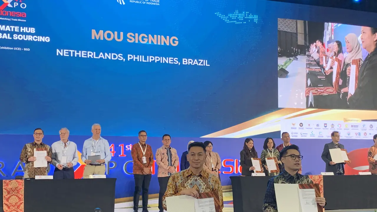 Penandatanganan Memorandum of Understanding (MoU) antara eksportir Indonesia dengan pembeli (buyer) dari 22 negara dalam Trade Expo Indonesia (TEI) ke-41. (Liputan6.com/Rachel)