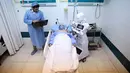 Robot Cira 03 melakukan pemeriksaan ekokardiogram terhadap seorang sukarelawan di sebuah rumah sakit di Kota Tanta, Provinsi Gharbiya, Mesir, 3 Desember 2020. Robot bernama Cira 03 itu dikendalikan dari jarak jauh oleh penemunya, Mahmoud el-Komy. (Xinhua/Ahmed Gomaa)