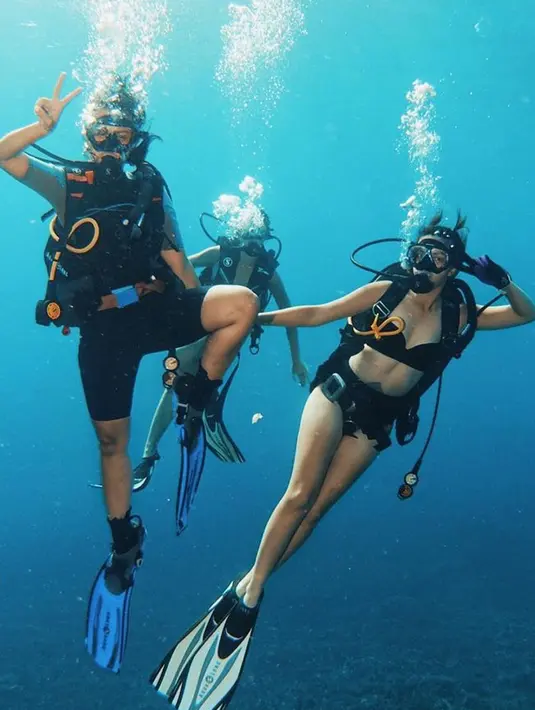 <p>Nia Ramadhani tampak mesra saat diving bareng Ardi Bakrie. Keduanya berpose bersama di dalam air. (Instagram/ramadhaniabakrie)</p>