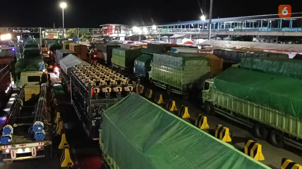 Kepadatan Kendaraan di Pelabuhan Merak, Cilegon, Banten. (Sabtu, 22/03/2025). (Yandhi Deslatama/Liputan6.com).