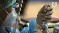 Vaksinator menyiapkan vaksin AstraZeneca untuk disuntikka kepada warga saat peresmian Sentra Vaksinasi COVID-19 di RS St. Carolus, Jakarta, Senin (14/6/2021). Sentra vaksinasi ini guna mendukung program pemerintah untuk memulihkan kembali industri pariwisata domestik. (Liputan6.com/Johan Tallo)