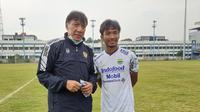 Legenda Persib Bandung, Robby Darwis, berfoto bersama pemain muda Maung Bandung yang memiliki kemiripan nama dengannya, Robi Darwis. (Bola.com/Erwin Snaz)
