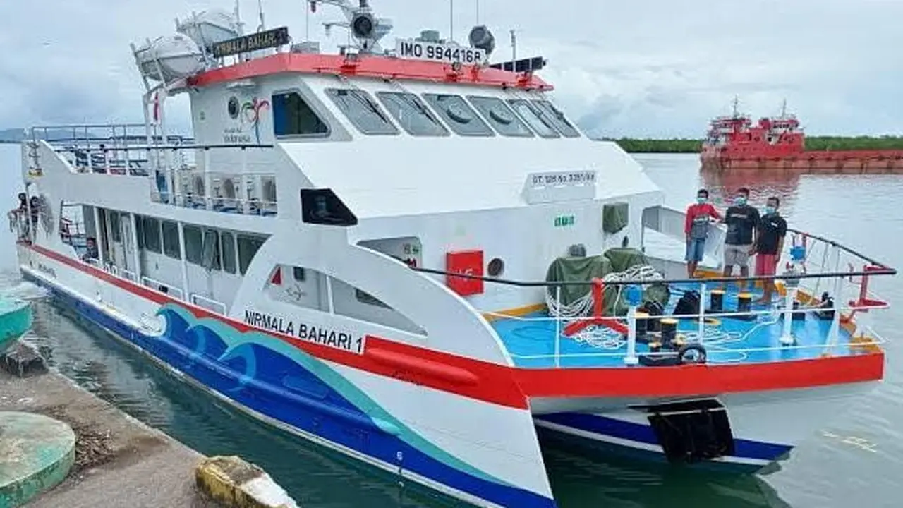 kapal wisata bottom glass karya anak bangsa.
