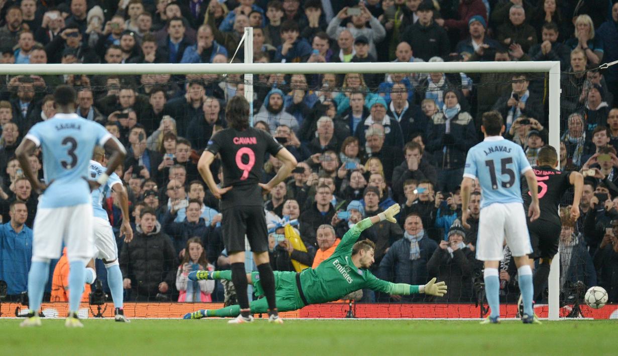 Striker Manchester City, Sergio Aguero, gagal mencetak gol melalui penalti ke gawang PSG pada leg kedua perempat final Liga Champions di Stadion Etihad, Manchester, Rabu (13/4/2016) dini hari WIB. (AFP/Oli Scarff)