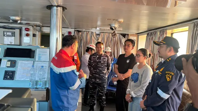 PT Pertamina Patra Niaga melalui kapal tanker MT Mauhau menyerahkan 16 korban MV Virgo Transport 8 yang tenggelam di perairan Laut Jawa kepada Basarnas untuk mendapatkan penanganan lebih lanjut. (Dok Pertamina)