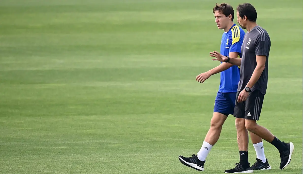 Pemain Juventus Federico Chiesa (kiri) menghadiri sesi latihan bersama rekan satu timnya di The Juventus Training Center, Turin, Italia, 13 September 2021. Juventus akan menghadapi Malmo pada pertandingan Grup H Liga Champions. (MARCO BERTORELLO/AFP)