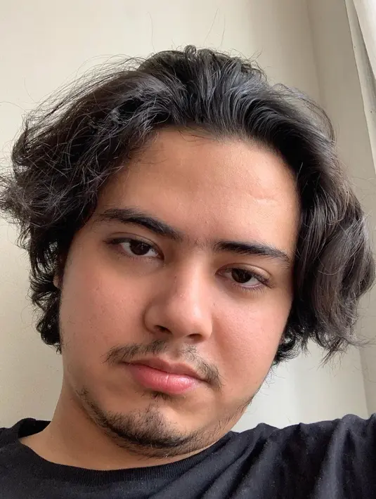 Wajah natural Aliando di potret selfie Aliando ini juga banjir pujian dari netizen. Meski kini tampil gondrong, wajah Aliando yang di zoom disebut mulus. Unggahan foto pria keturunan Arab ini dibanjiri belasan ribu komentar dari netizen. (Liputan6.com/IG/@aliandooo).