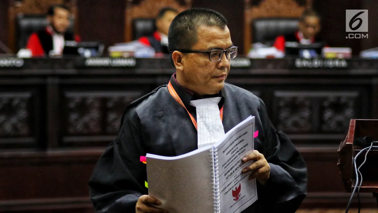 Beredar surat terbuka di jagad maya Twitter dari akun @dennyindrayana kepada Pimpinan DPR yang berisi desakan agar menggunakan hak angketnya untuk melakukan pemakzulan terhadap Presiden Joko Widodo (Jokowi). Itulah top 3 news hari ini.