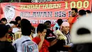 Ratusan orang yang berprofesi sebagai sopir angkot mendeklarasikan dukungannya kepada pasangan Jokowi-Jusuf Kalla (JK), (29/5/2014). (Liputan6.com/Faizal Fanani)