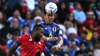 Pemian Timnas Jepang, Wataru Endo (kanan) berebut bola dengan pemain Timnas Kosta Rika, Kendall Waston pada laga Grup E Piala Dunia 2022 di Ahmad Bin Ali Stadium, Al-Rayyan, Qatar 27 November 2022. (AFP/Philip Fong)