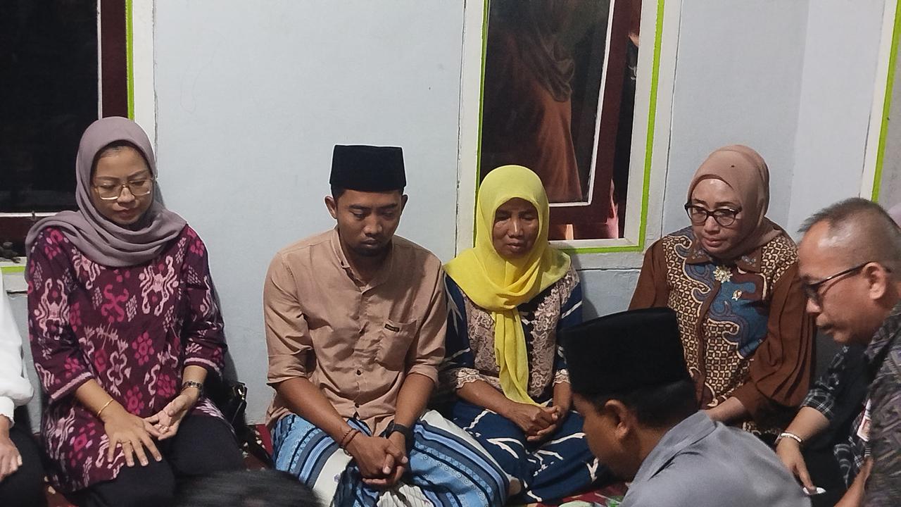 Doni Nurchusaeri, (Songkong Hitam )ayah CAN 7 tahun, bocah korban pembunuhan disertai dugaan pemerkosaan di Banyuwangi  saat menemui Menteri Pemberdayaan Perempuan dan Perlindungan Anak (PPPA), Afifah Fauzi di rumah duka (Istimewa)