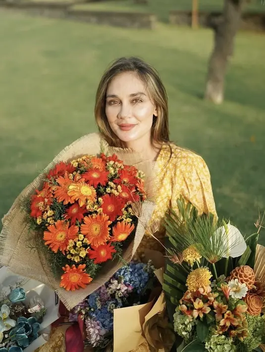 <p>Di hari bahagianya tersebut, terlihat Luna Maya membawa buket bunga yang indah yang ia unggah di laman akun Instagram pribadinya. @lunamaya</p>