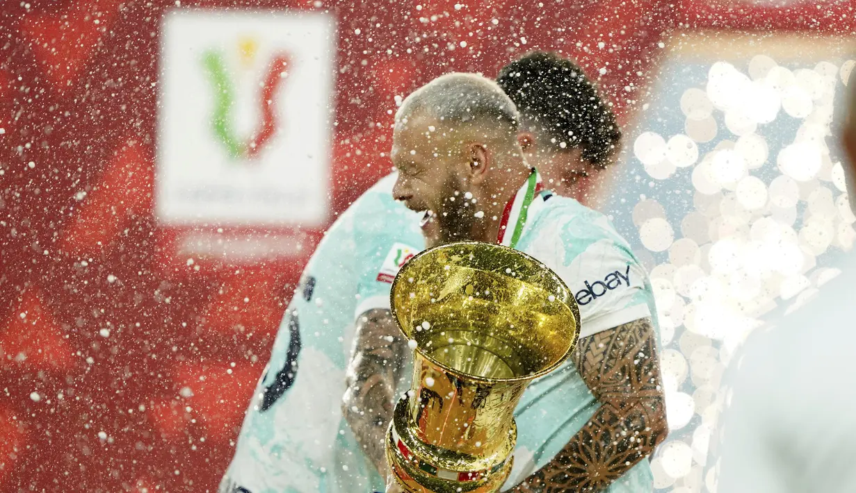 Sementara Fiorentina harus gigit jari. Koleksi trofi Coppa Italia milik La Viola masih berjumlah tujuh. (Spada/LaPresse via AP)