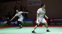Ganda putra Indonesia, Mohammad Ahsan/Hendra Setiawan saat menghadapi ganda putra Thailand, Supak Jomkoh/Kittinupong Kedren pada laga babak 32 besar Kejuaraan bulu tangkis Indonesia Open 2023 di Istora Senayan, Jakarta, Rabu (14/6/2023). Mohammad Ahsan/Hendra Setiawan menang dua game langsung 21-16, 21-17. (Bola.com/Bagaskara Lazuardi)