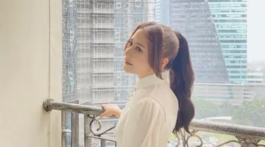 Tampil dengan rambut kuncir kuda, Prilly Latunconsina semakin terlihat imut. Lantaran wajah imutnya, apalagi didukung dengan gaya rambutnya, tentunya tak terlihat jika Prilly Latuconsina adalah artis kelahiran 1996. (Liputan6/IG/@prillylatuconsina96)