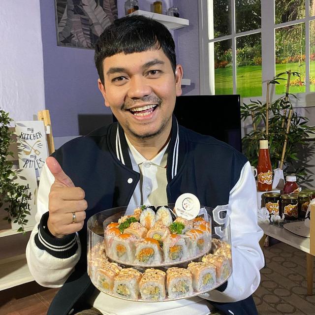 FOTO: Mirip Pemain Money Heist Korea, Gaya Indra Bekti Berponi Ini Curi Perhatian