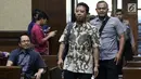 Mantan Ketua Umum PPP, M Romahurmuziy (tengah) bersiap menjalani sidang pembacaan dakwaan di Pengadilan Tipikor, Jakarta, Rabu (11/9/2019). JPU KPK mendakwa M Romahurmuziy terlibat kasus suap jual-beli jabatan di lingkungan Kementerian Agama (Kemenag). (Liputan6.com/Helmi Fithriansyah)