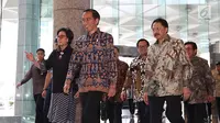 Presiden Joko Widodo bersama Menteri Keuangan Sri Mulyani saat tiba di Bursa Efek Indonsia, Jakarta, Selasa (4/7). Kedatangan Jokowi tersebut untuk melihat pergerakan IHSG pasca Idul Fitri. (Liputan6.com/Angga Yuniar)