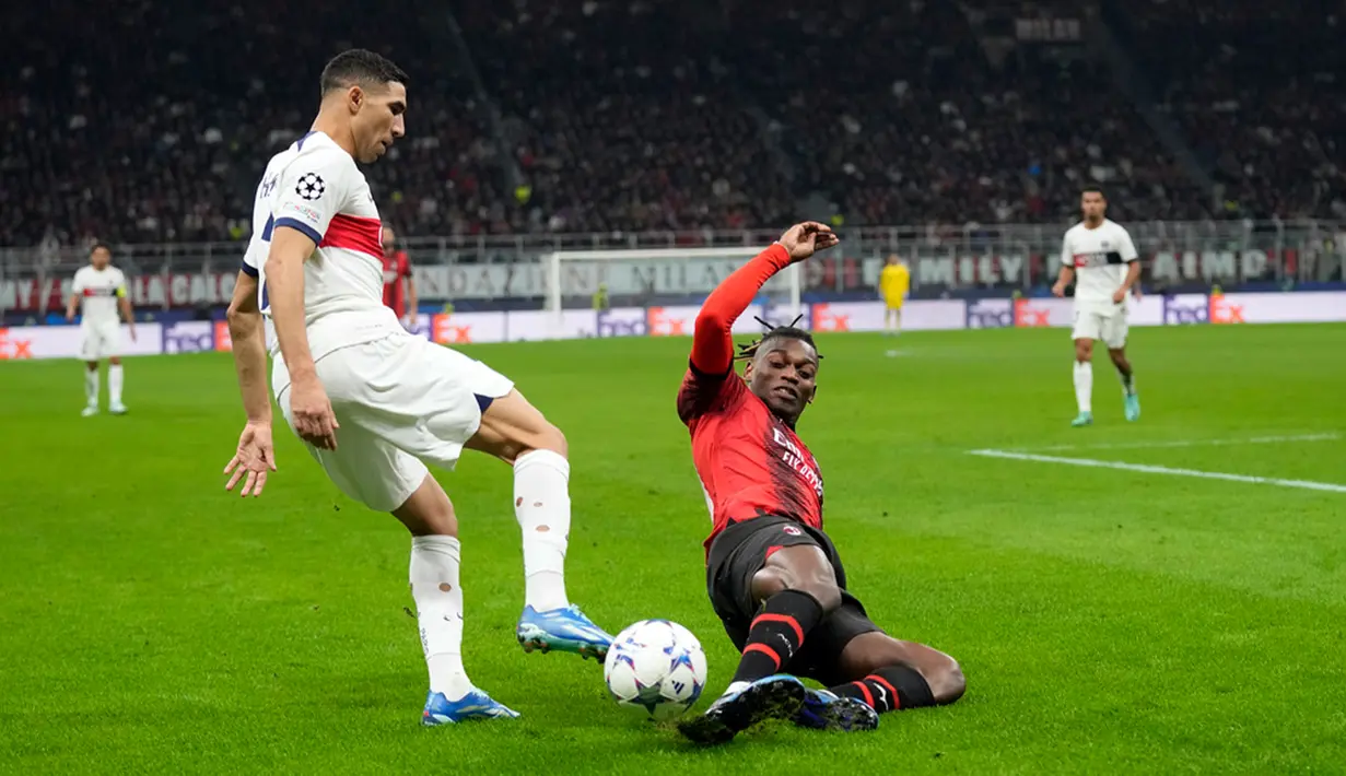 Laga AC Milan kontra PSG berlangsung sengit di awal babak pertama. Kedua tim silih berganti melakukan tekanan ke gawang lawannya.  (AP Photo/Antonio Calanni)