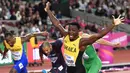 Pelari asal Jamaika, Omar Mcleod (kanan) melakukan selebrasi setelah merebut medali emas nomor lari halang rintang 110 meter putra di gelaran Kejuaraan Dunia Atletik 2017 yang berlangsung di London, Inggris, 7 Agustus 2017. (Andrej ISAKOVIC / AFP)