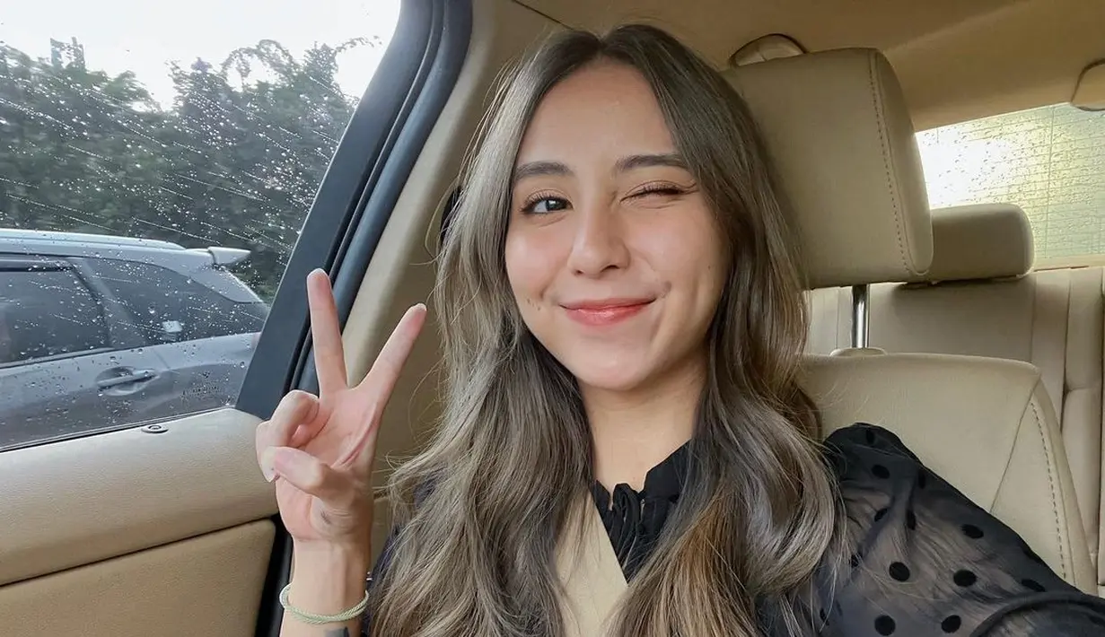 Namun di beberapa kesempatan ia memilih tampil agak lebih bold dengan makeup ala Korean look yang cocok dengannya. (Instagram @clairineclay)