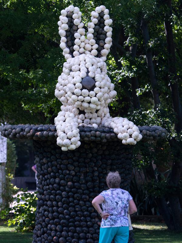 Patung kelinci dari labu terlihat dalam pameran hortikultura Erfurt Garden Construction Exhibition di sebuah taman di Erfurt, Jerman, Selasa (3/9/2019. Keberadaan patung labu ini cukup menyita perhatian banyak pengunjung. (AP Photo/Jens Meyer)