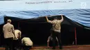 Anggota Tagana Kota Tangerang Selatan mendirikan Shelter (pengungsian) di Situ Gintung, Ciputat, Kamis (12/7). Pelatihan digelar untuk menciptakan tenaga yang terampil dalam penanggulangan bencana. (Merdeka.com/Arie Basuki)