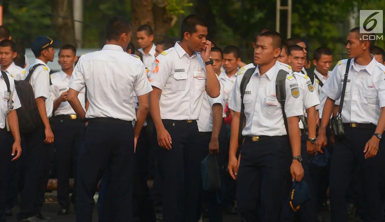 Petugas PT Kereta Api Indonesia mengikuti Apel Kesiapan Mudik Lebaran 2018 di lapangan parkir Stasiun Gambir, Jakarta Pusat, Selasa (5/6). Apel gabungan gelar pasukan itu dipimpin Menteri Perhubungan Budi Karya Sumadi. (Merdeka.com/Imam Buhori)