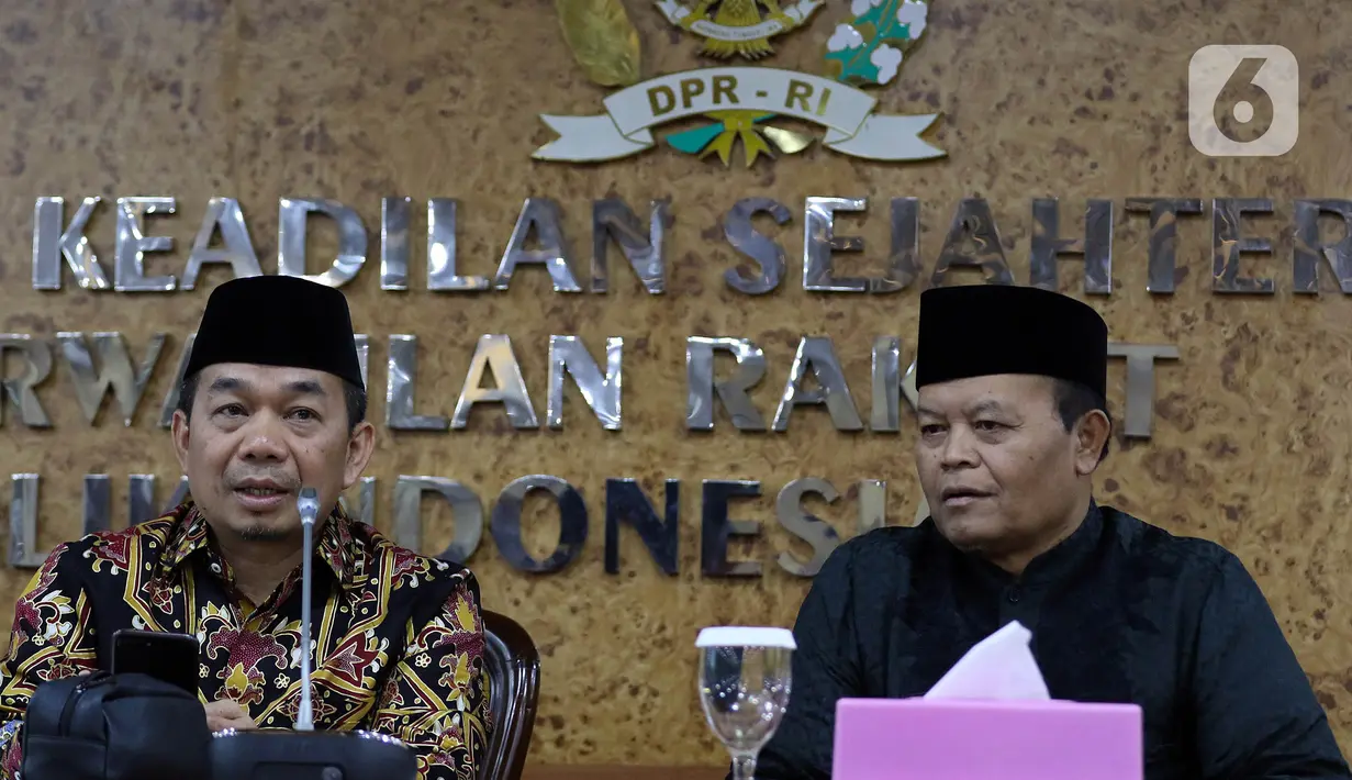 Wakil Ketua MPR periode 2019-2024, Hidayat Nur Wahid didampingi Ketua Fraksi PKS Jazuli Juwaini (kiri) memberikan keterangan pers terkait penandatanganan petisi usulan dibentuk Pantia Khusus (Pansus) Jiwasraya di Kompleks Parlemen, Senayan, Rabu (15/1/2020). (Liputan6.com/Johan Tallo)