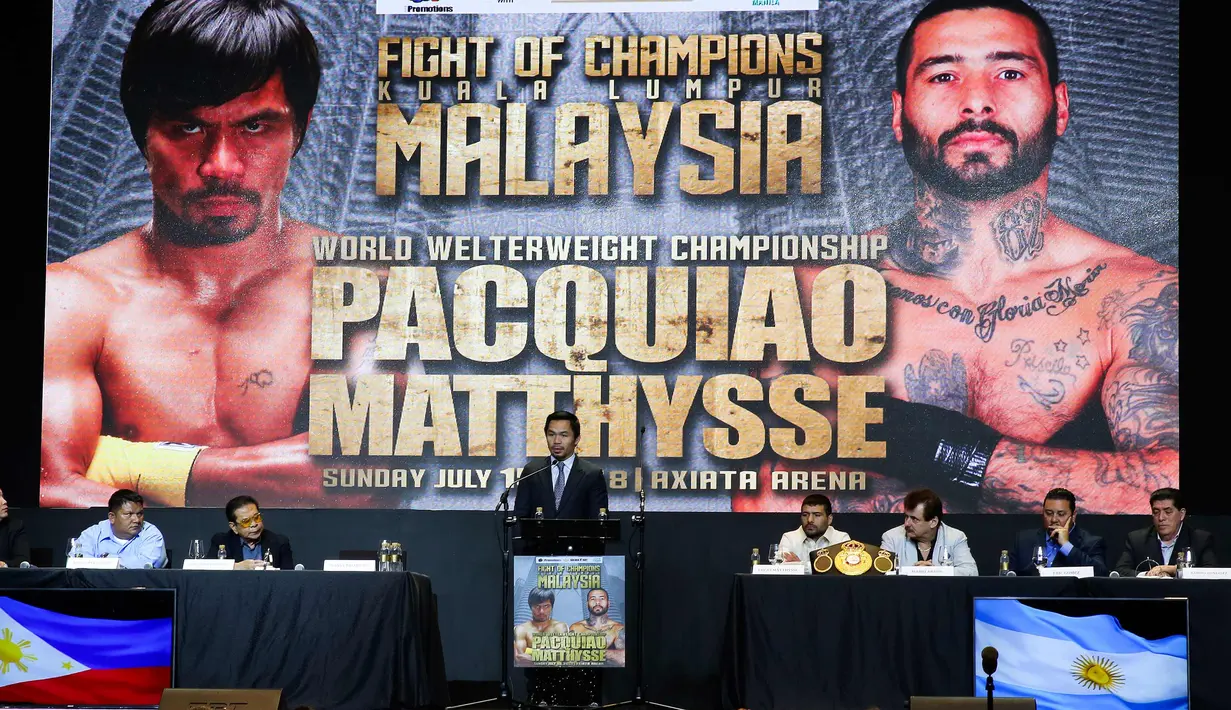 Petinju Manny Pacquiao memberi keterangan selama konferensi pers jelang bertanding melawan Lucas Matthysse di Manila, Filipina (18/4). Pacman saat ini sudah berusia 39 tahun. Terakhir kali Pacquiao naik ring Juli tahun lalu. (AP Photo/Aaron Favila)
