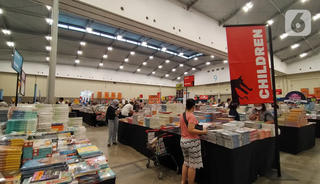 Pengunjung melihat koleksi buku di Bazar Buku Internasional "Big Bad Wolf Books" (BBW) di ICE BSD City Hall 9-10, Tanggerang, Jumat (25/11/2022). Misi utama Big Bad Wolf Books adalah menumbuhkan kebiasaan membaca, meningkatkan literasi bahasa Inggris di seluruh dunia, dan membangun generasi baru pembaca, dengan membuat buku lebih terjangkau dan mudah diakses oleh semua orang. (Liputan6.com/Magang/Aida Nuralifa)