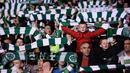 Fans Celtic membentangkan slayer sambil menyanyikan lagu "You'll Never Walk Alone" saat timnya bermain imbang 3-3 dengan Manchester City pada laga Grup C Liga Champion di Celtic Park stadium, Glasgow, Kamis (29/9/2016)dini hari WIB. (AFP/Oli Scarf)