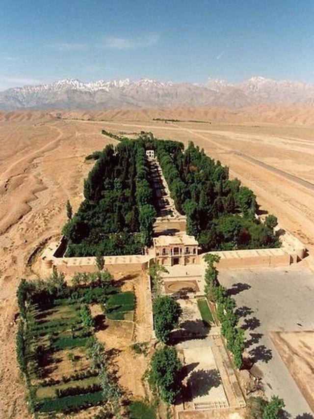 Penampakan Taman Shazdeh, Taman Hijau Memikat di Tengah Padang Pasir