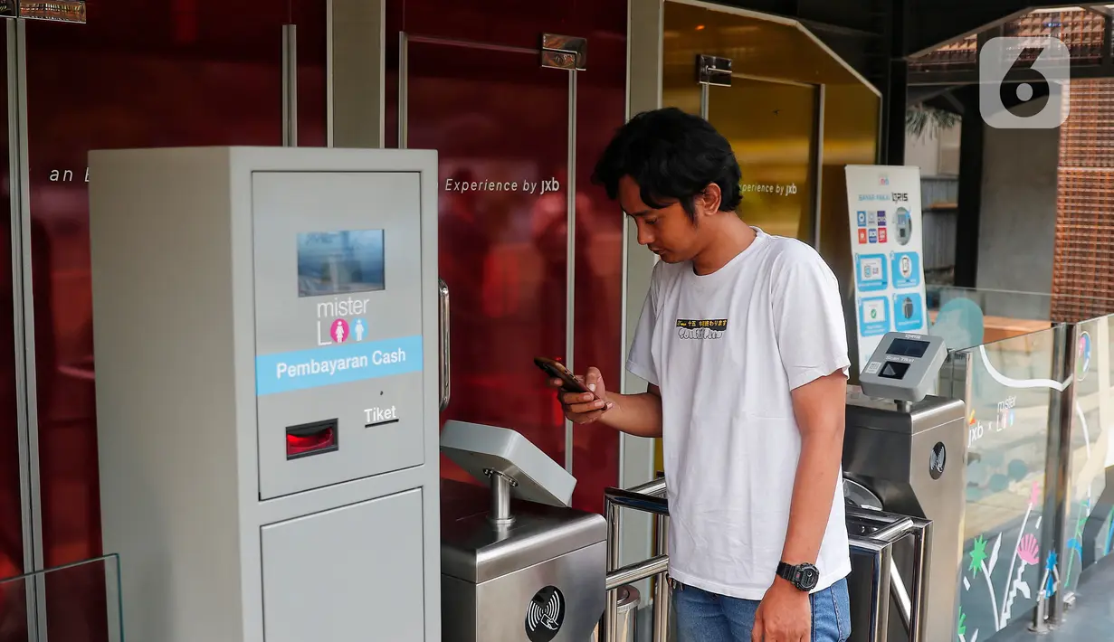 Toilet tampak transparan apabila dilihat dari luar. (Liputan6.com/Angga Yuniar)