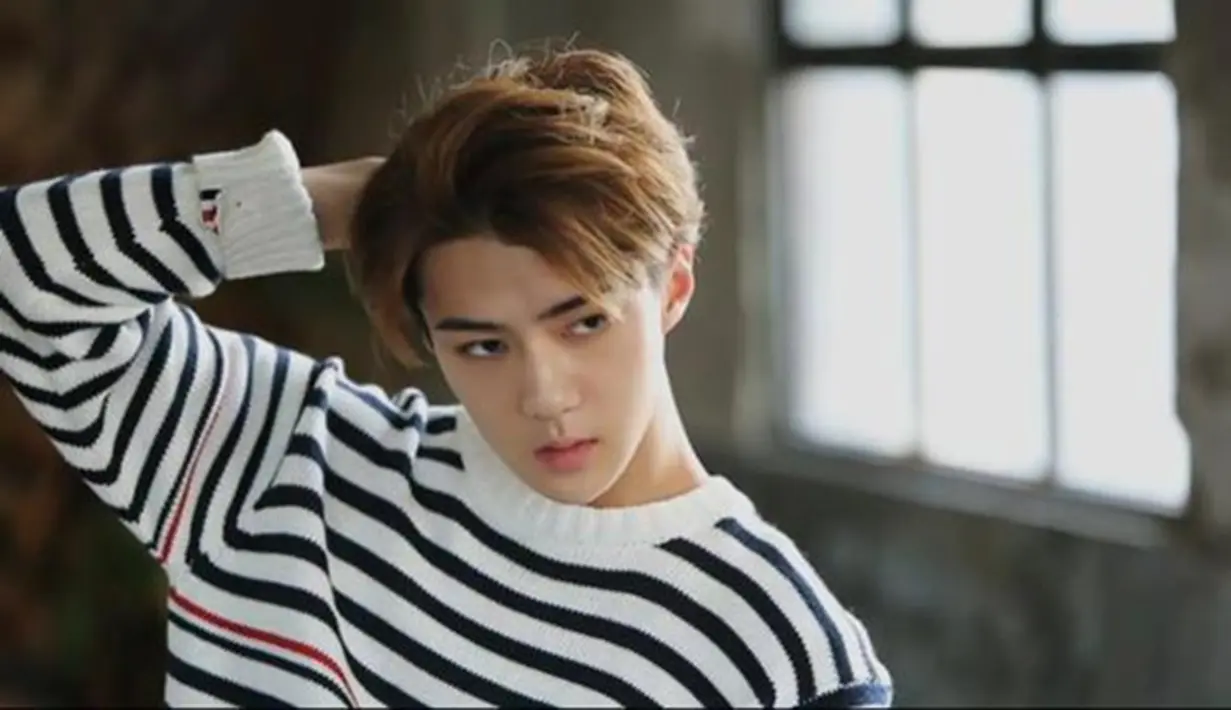 Sehun memiliki ciri khas wajah yang sangat familiar. Kedua mata yang indah dan rambut gondrongnya membuat fans terpana. (Soompi/Bintang.com)