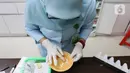 Tenaga farmasi meracik obat di RSIA Tambak, Jakarta, Jumat (21/10/2022). Penggunaan puyer memiliki beberapa kelebihan, seperti harga obat yang relatif lebih mudah dan mudah diberikan kepada anak. (Liputan6.com/Herman Zakharia)