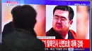 Seorang pria melihat siaran berita kematian kakak tiri pemimpin Korea Utara Kim Jong-un, Kim Jong-nam, di Seoul, Korea Selatan, Selasa (14/2). Pelaku pembunuhan Jong-nam diketahui dua wanita yang diduga kuat sebagai agen mata-mata Korut (JUNG YEON-JE/AFP)
