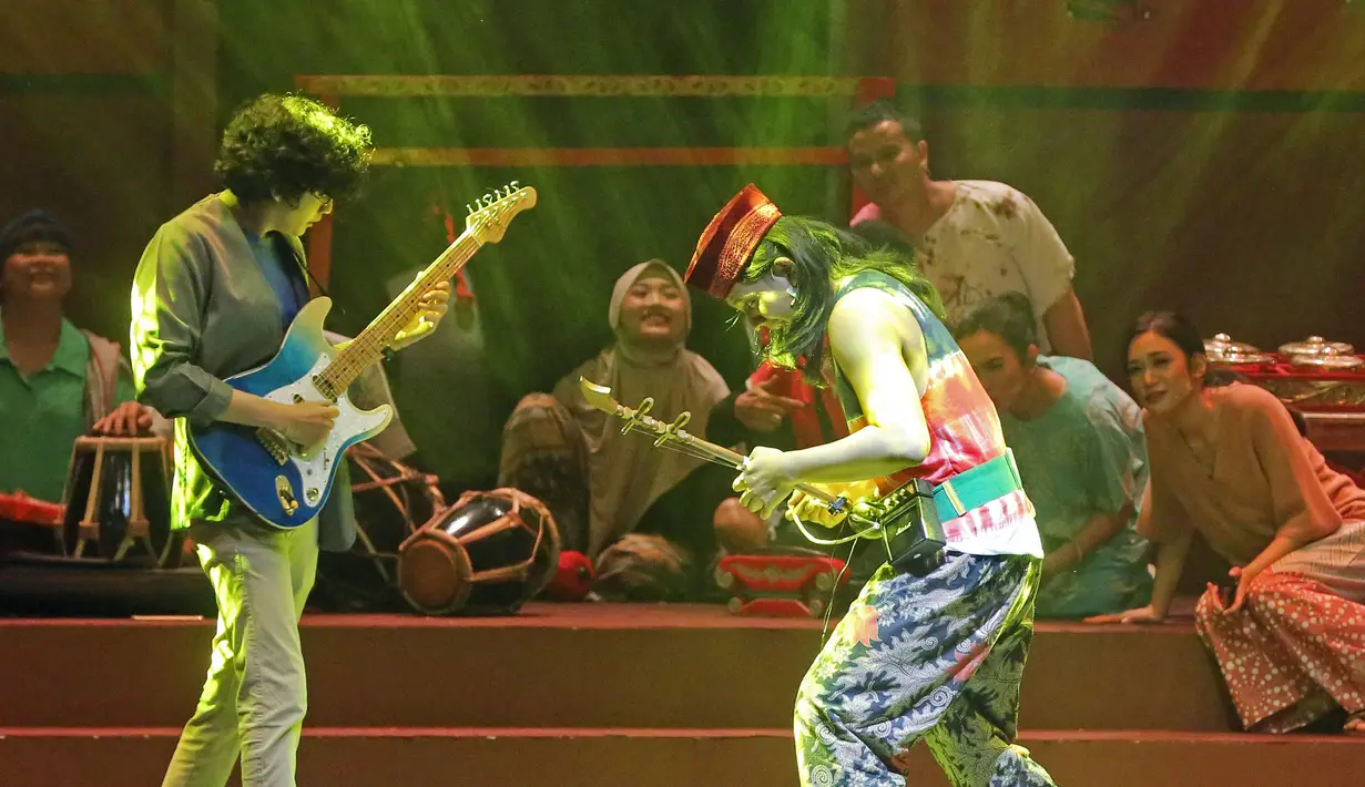 Pertunjukan yang menjadi produksi ke-14 dari Teater Abang None ini menggunakan lagu tema Selaras. Sebuah lagu milik penyanyi  Kunto Aji yang sarat dengan lirik tentang hidup.
 [Foto: Bambang E Ros/Fimela.com]