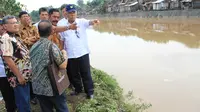 Menteri PU Basuki Hadimuljono dan Walikota Solo FX Hadi Rudyatmo meninjau Kali Pepe, Jumat (1/5/2015) (Liputan6.com/Reza Kuncoro)