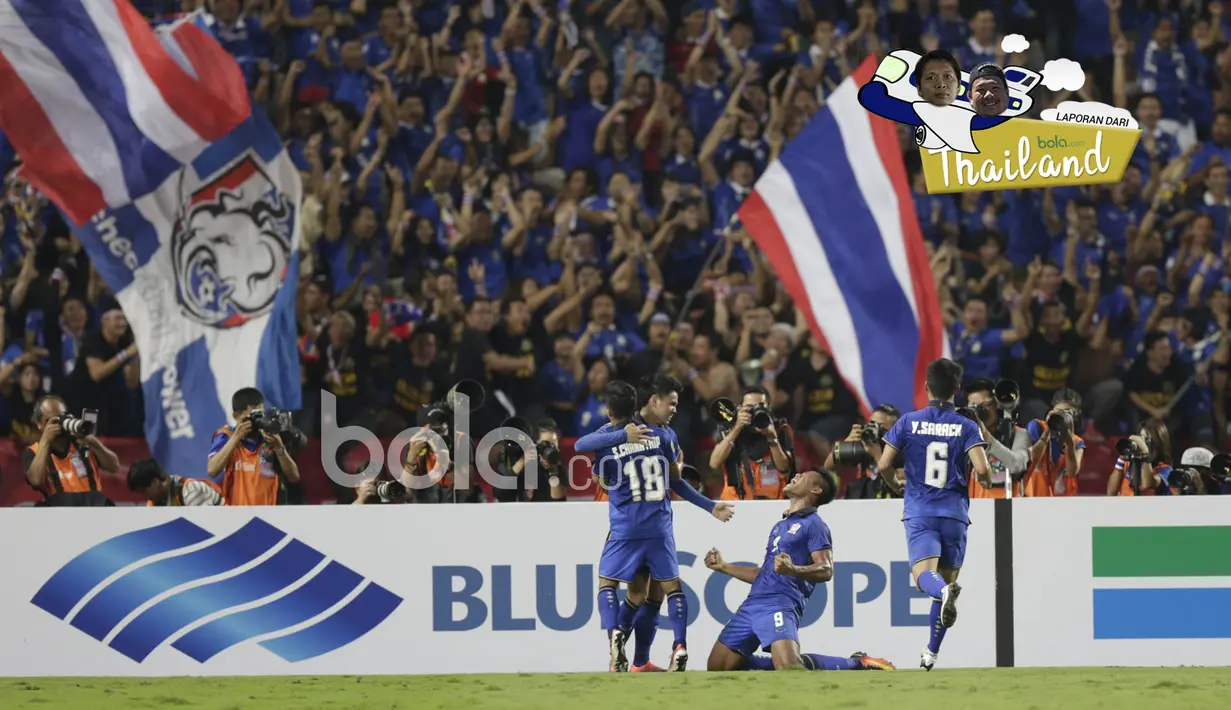 Para Pemain Thailand merayakan gol saat melawan Timnas Indonesia pada leg kedua final Piala AFF 2016 di Stadion Raja Manggala, (17/12/2016). (Bola.com/Vitalis Yogi Trisna)