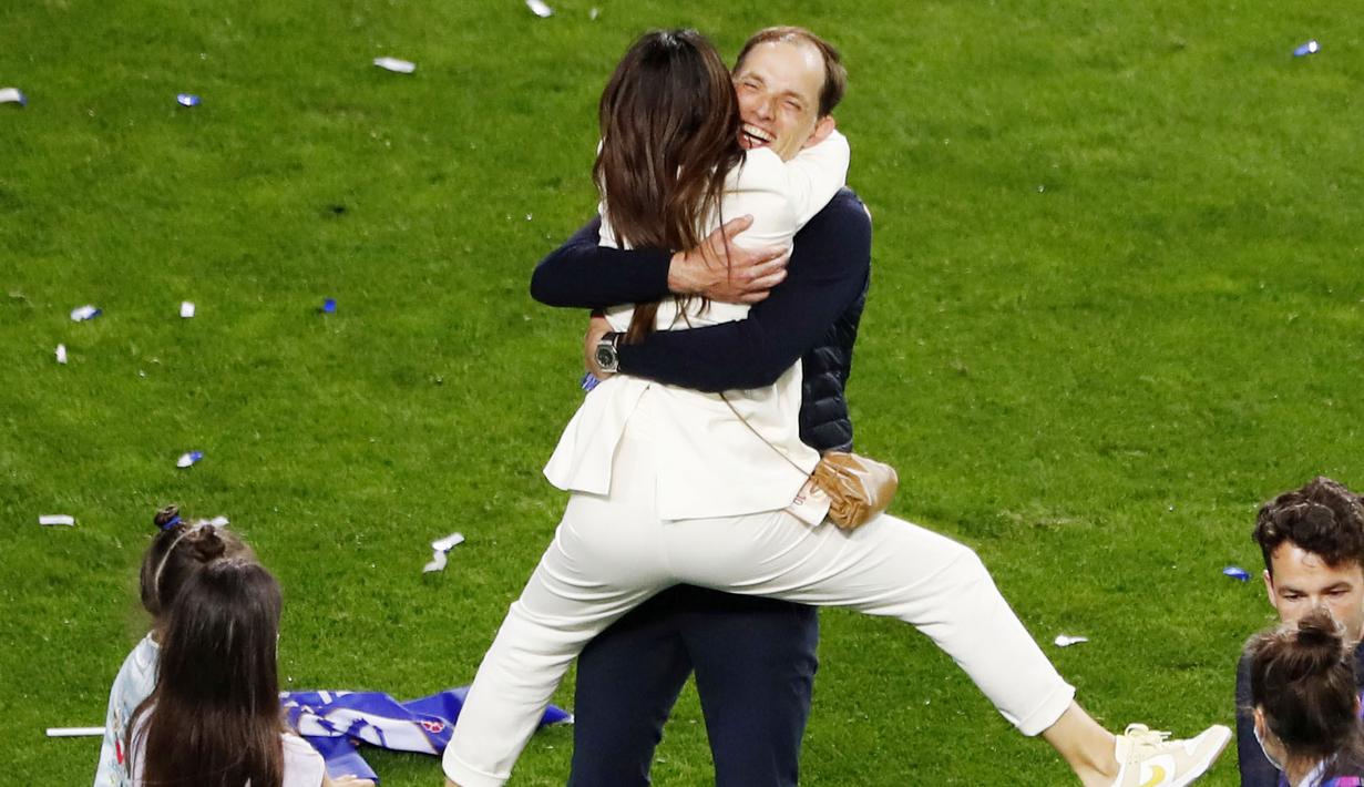 Pelatih Chelsea, Thomas Tuchel, menggendong istrinya, Sissi, saat perayaan gelar juara Liga Champions di Stadion Dragao, Porto, Minggu (30/5/2021). Chelsea menang 1-0 atas City. (Pierre Philippe Marcou/Pool via AP)